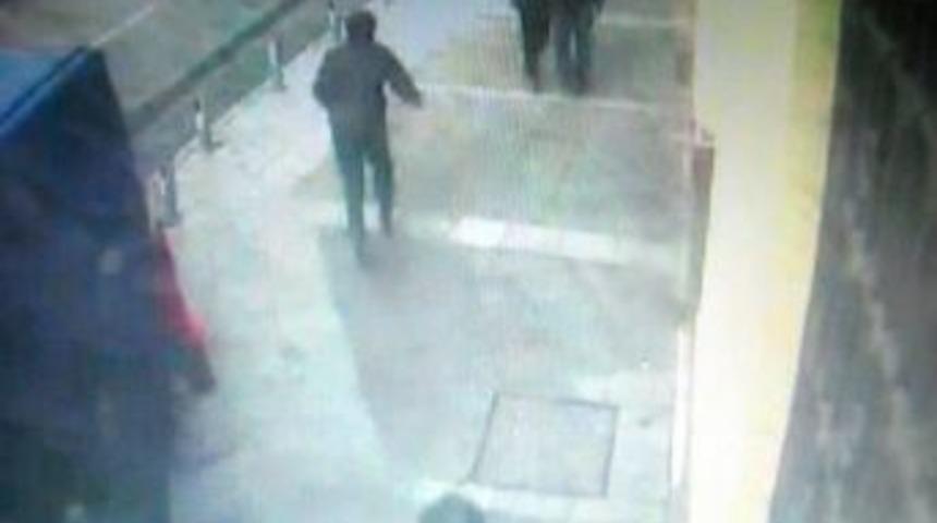 Bankanın para &ccedil;uvalının &ccedil;alınması g&uuml;venlik kameralarına yansıdı