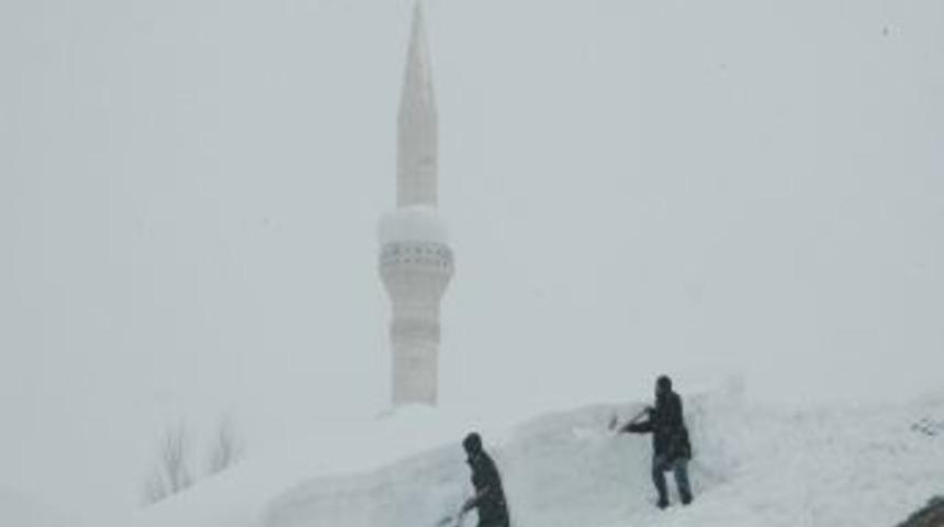 Evin &ccedil;atısı, kalınlığı 3 metreyi bulan karı taşıyamadı