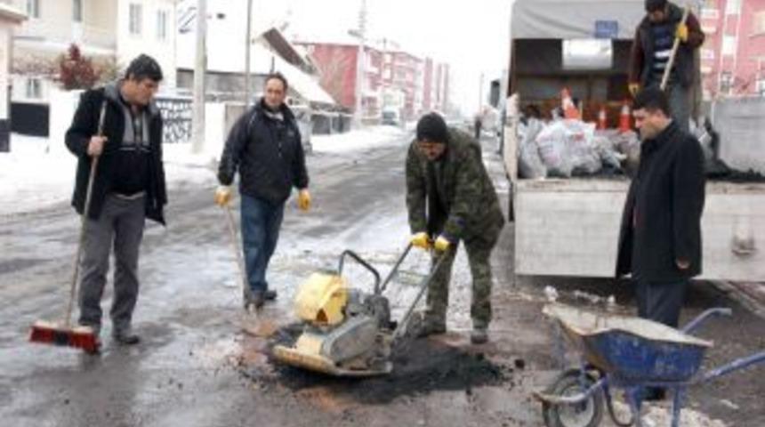Aksaray Belediyesi bozulan yollarda &ccedil;alışma yapıyor