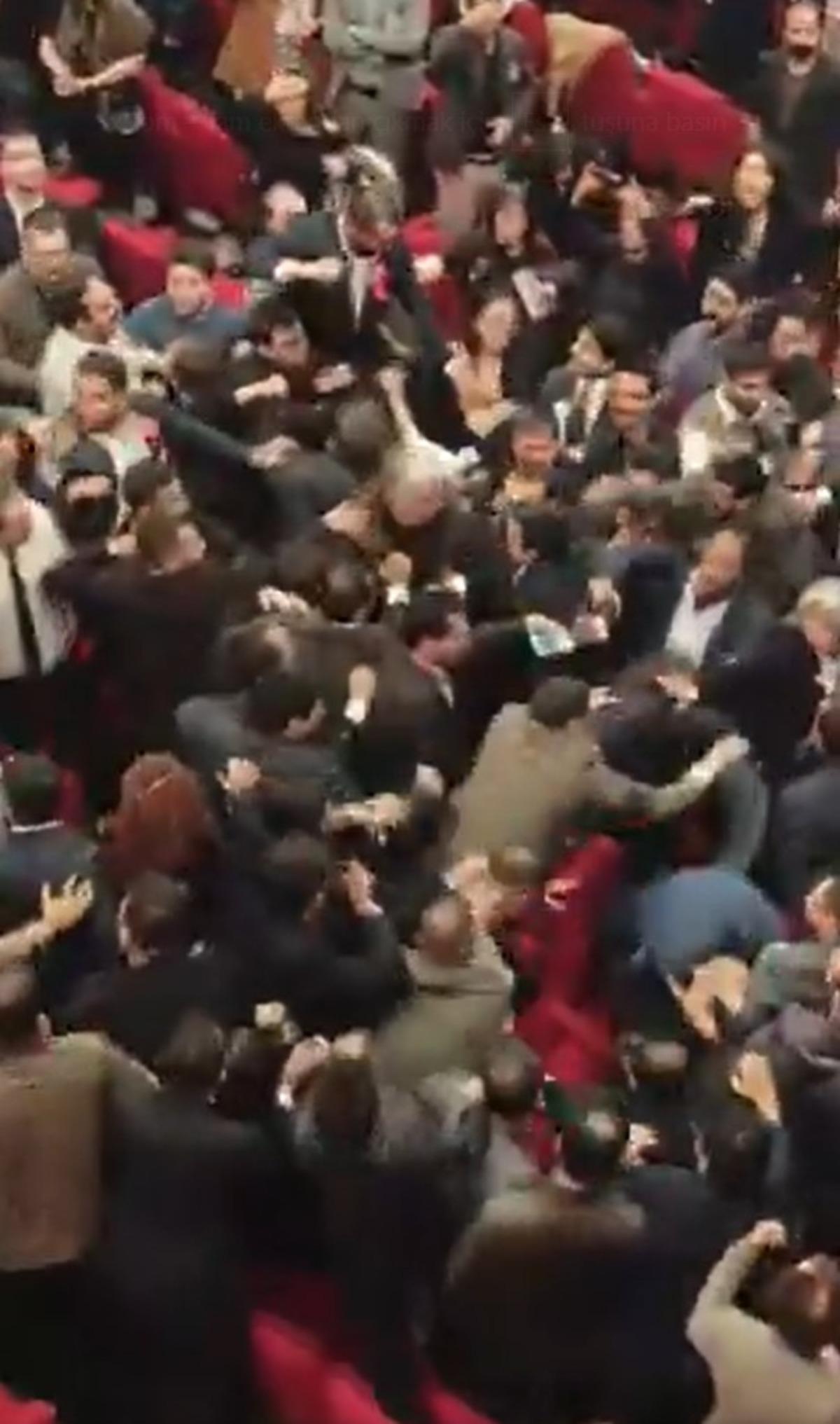 İstanbul Baro sunda kavga &ccedil;ıktı! Yumruklar havada u&ccedil;uştu 1