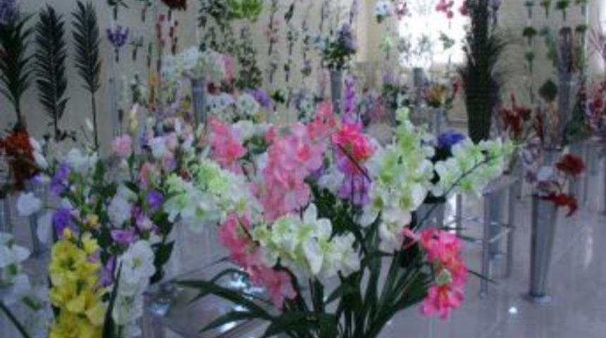 &Ccedil;in&rsquo;den ithal edilen yapay &ccedil;i&ccedil;ekler Adana&rsquo;dan T&uuml;rkiye&rsquo;ye dağıtılıyor