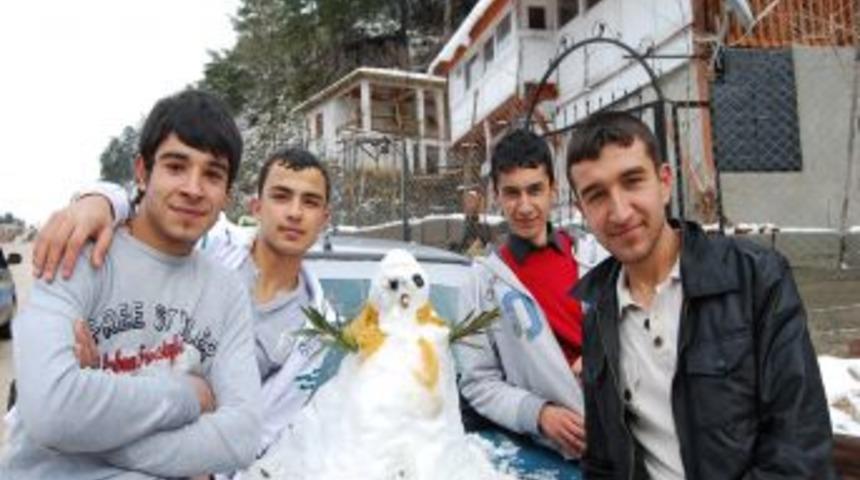 Kara hasret kalan Kozanlılar yaylaya &ccedil;ıkıp kardan adam yaptı