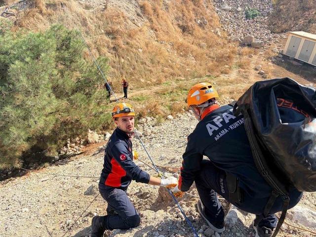Yer: İzmir! &Ccedil;amur depolama alanına d&uuml;şen k&ouml;pek kurtarıldı 4