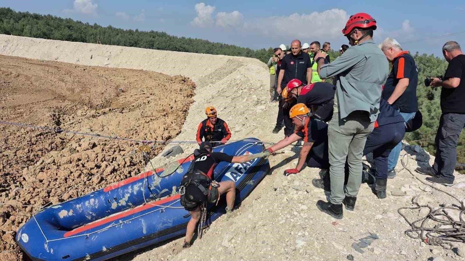 Yer: İzmir! Çamur depolama alanına düşen köpek kurtarıldı