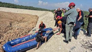 Yer: İzmir! &Ccedil;amur depolama alanına d&uuml;şen k&ouml;pek kurtarıldı