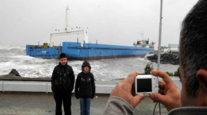 Karaya oturan iki gemi dev dalgalara teslim oldu