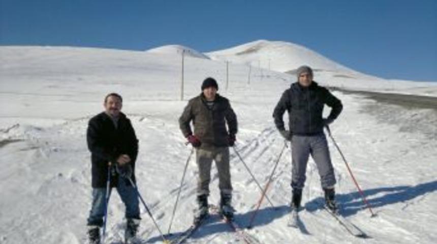 &Ouml;ğretmenler pisti olmayan Ilgar Dağı'nda kayak yapıyor