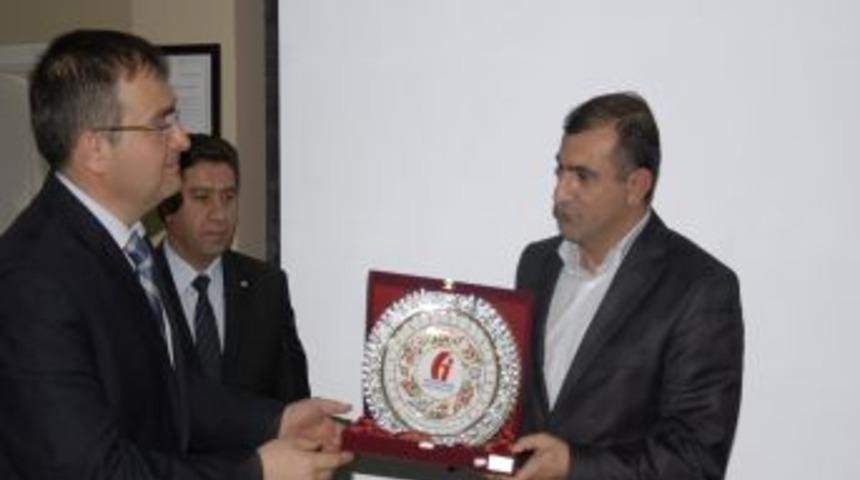 Ağrılı vergi rekortmenlerine plaket ve teşekk&uuml;r belgesi