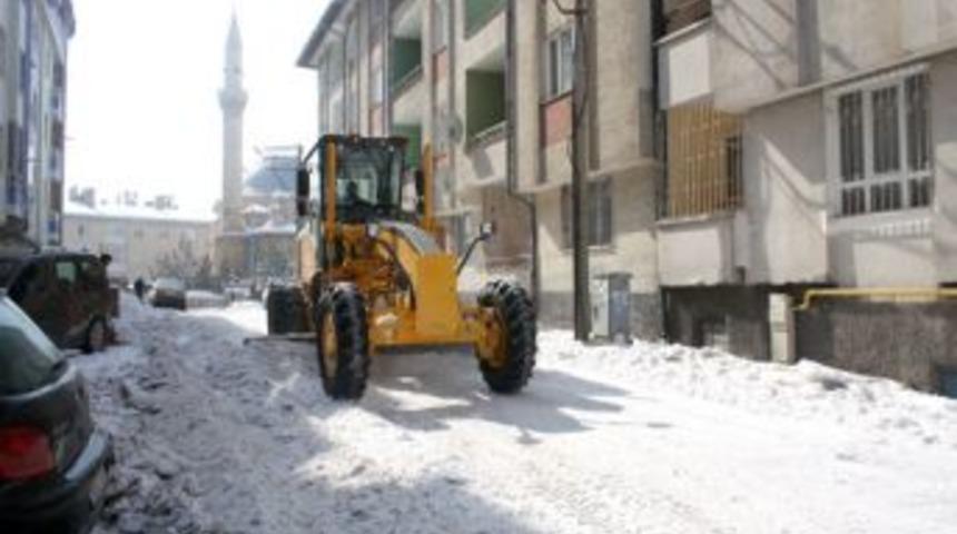 Sivas'ta karla m&uuml;cadele &ccedil;alışmaları gece-g&uuml;nd&uuml;z s&uuml;r&uuml;yor