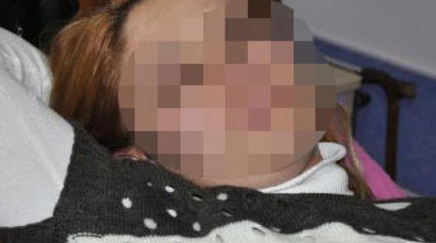 Taciz ettikleri kadını tekme tokat d&ouml;vd&uuml;ler