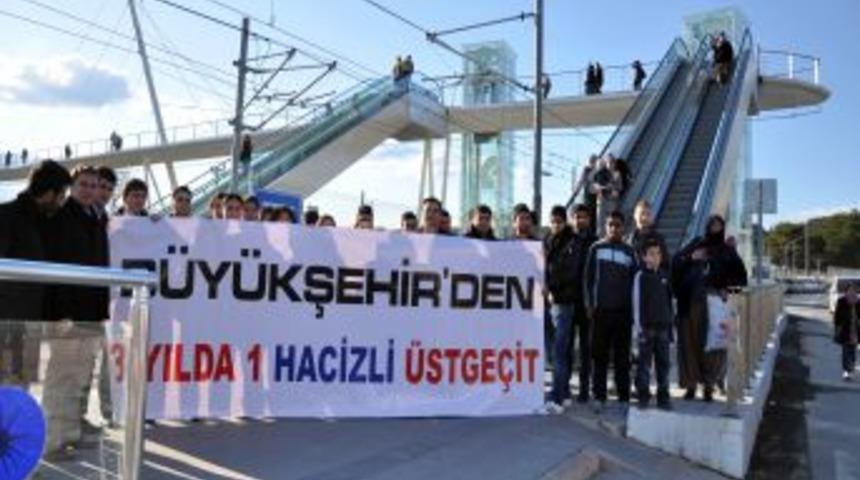 CHP&rsquo;li Akaydın&rsquo;ın a&ccedil;ılışını yaptığı &uuml;stge&ccedil;it &ouml;n&uuml;nde eylem