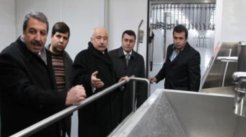 Vali Y&uuml;ksel, et borsasını beğendi