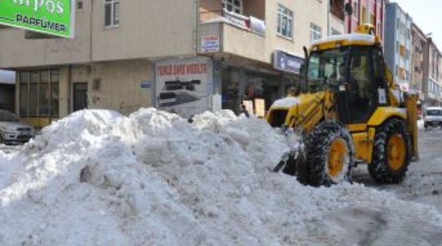 G&ouml;lbaşı'nda karla m&uuml;cadele seferberliği