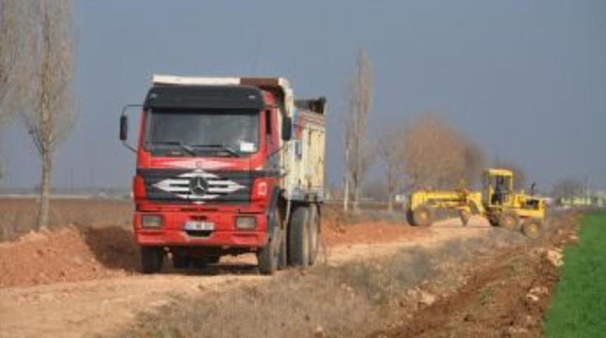 Ak&ccedil;akale'de bozulan k&ouml;y yolları onarılıyor