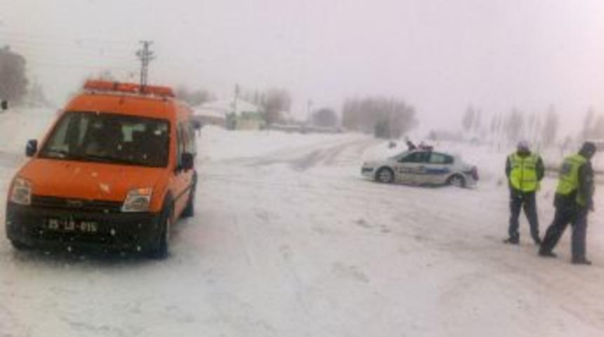 Ağrı-Van karayolu d&uuml;şen &ccedil;ığ y&uuml;z&uuml;nden ulaşıma kapandı