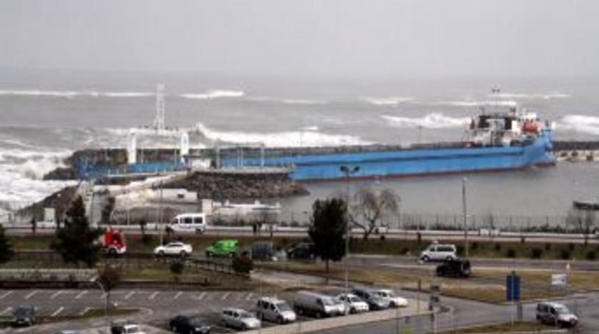 Karadeniz&rsquo;deki fırtınada s&uuml;r&uuml;klenen kuru y&uuml;k gemisi plaja demirledi