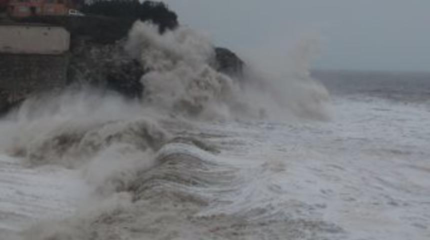 Karadeniz'deki dev dalgalar tsunami korkusu yaşattı