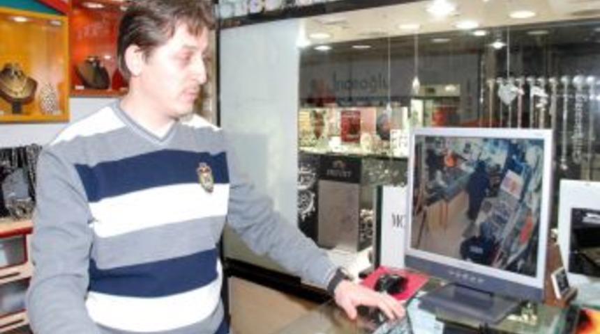 Saat cebe indiren &ccedil;ifti, g&uuml;venlik kamerası yakalattı