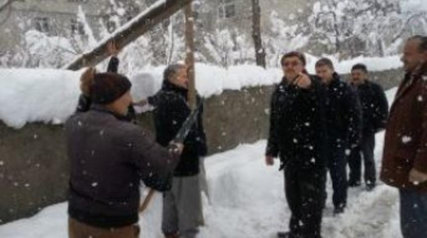 YIKILAN  ELEKTRİK DİREĞİ &Ouml;L&Uuml;M KORKUSU YARATTI