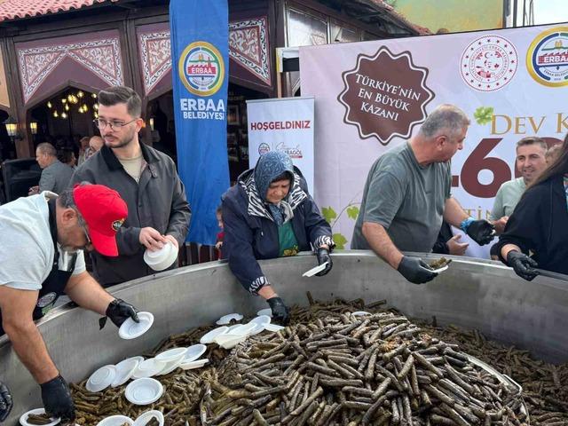 Erbaa Belediye Başkanı Karag&ouml;l: "Bug&uuml;n, İstanbul&rsquo;da yaşayan Tokatlılarımızın sayısı kadar, yani 460 bin adet sarmamızı dağıttık" 2