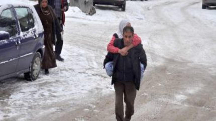 Tekerlekli sandalyesi olmadığı i&ccedil;in sakat annesini sırtında taşıyor