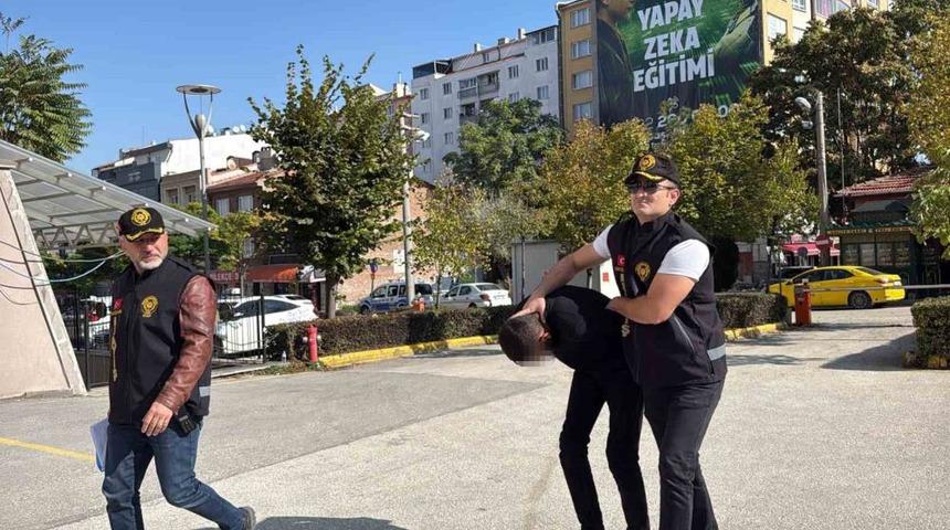 Eskişehir&rsquo;de &ouml;ğrenciye zorla tespih satan ş&uuml;pheliye ev hapsi