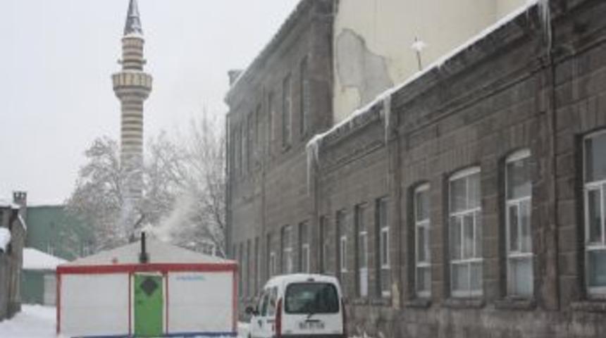 Kars&rsquo;ta gelenek bozulmadı, eksi 30 derecede bile taziye &ccedil;adırı kuruldu