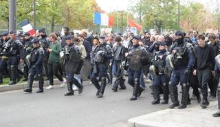Paris'te 110 bin kişiden barış&ccedil;ıl y&uuml;r&uuml;y&uuml;ş