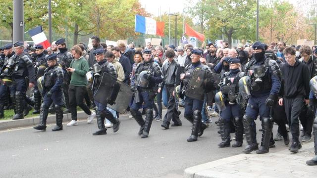 Paris'te 110 bin kişiden barışçıl yürüyüş