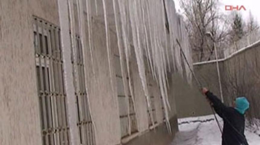 Buz sarkıtı &ccedil;ocuğu &ouml;ld&uuml;rd&uuml;