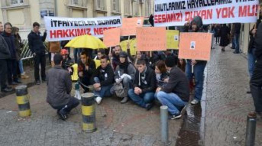 İzmir B&uuml;y&uuml;kşehir'in atamadığı itfaiyeciler yağmur altında eylem yaptı