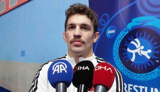 Y&uuml;ksel Sarı&ccedil;i&ccedil;ek, D&uuml;nya B&uuml;y&uuml;kler G&uuml;reş Şampiyonası&rsquo;nda finale y&uuml;kseldi