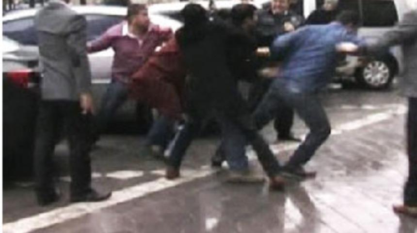 Boşanma kavgasında sopalar havada u&ccedil;uştu