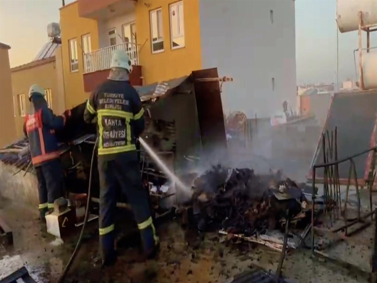 Adıyaman da korkutan anlar: Evin &ccedil;atısında &ccedil;ıkan yangın s&ouml;nd&uuml;r&uuml;ld&uuml; 1