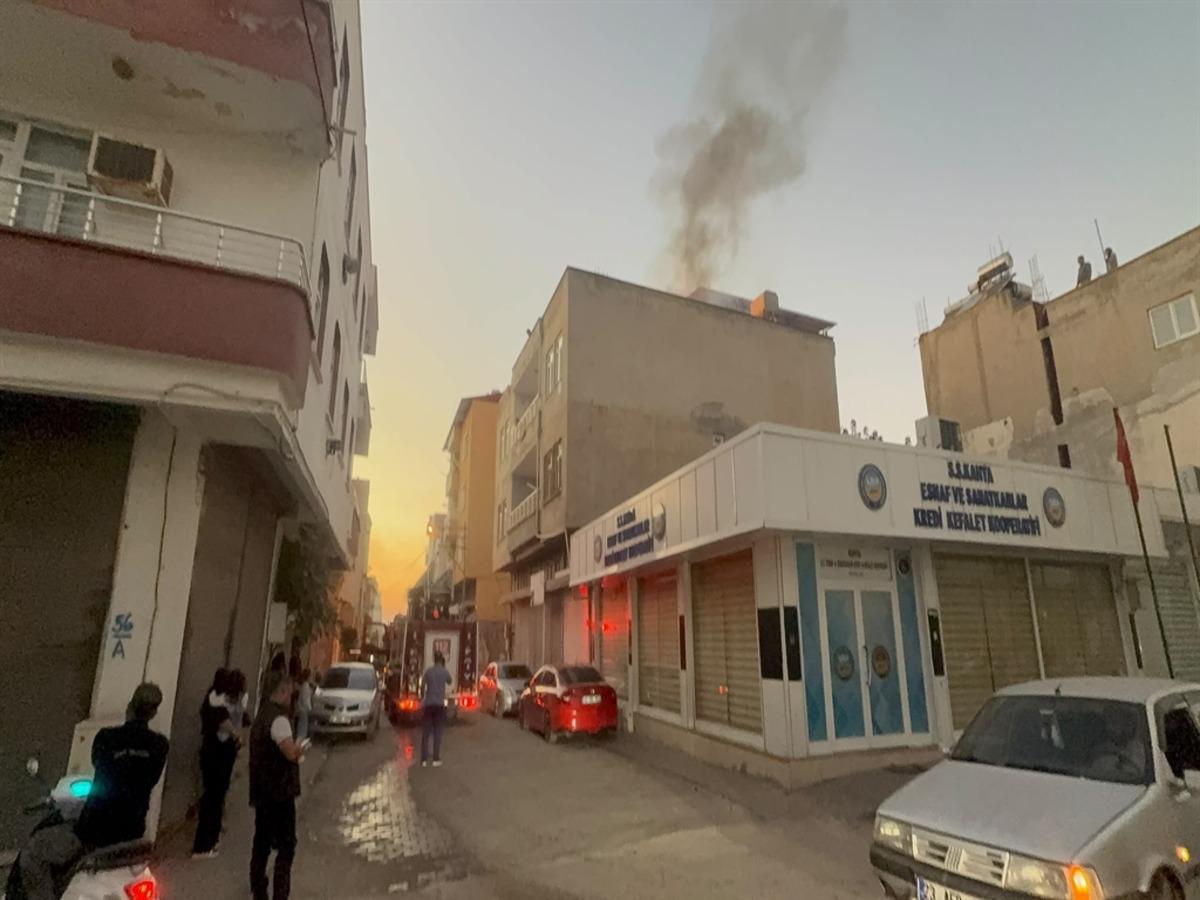 Adıyaman da korkutan anlar: Evin &ccedil;atısında &ccedil;ıkan yangın s&ouml;nd&uuml;r&uuml;ld&uuml; 2