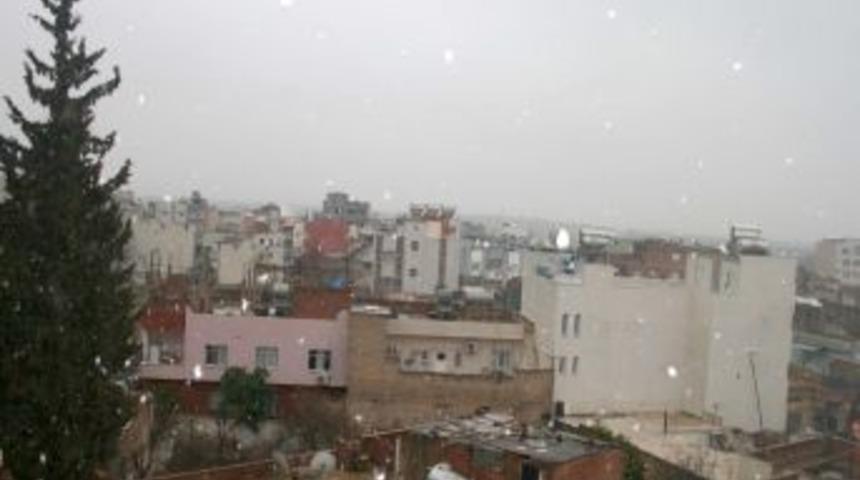 Nusaybin&rsquo;de 7 yıl aradan sonra yağan kar vatandaşları sevindirdi