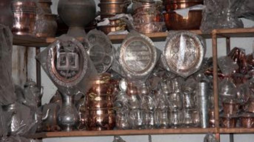 Son bakırcılarından Hasan usta, 61 yıldır mesleğini y&uuml;r&uuml;t&uuml;yor