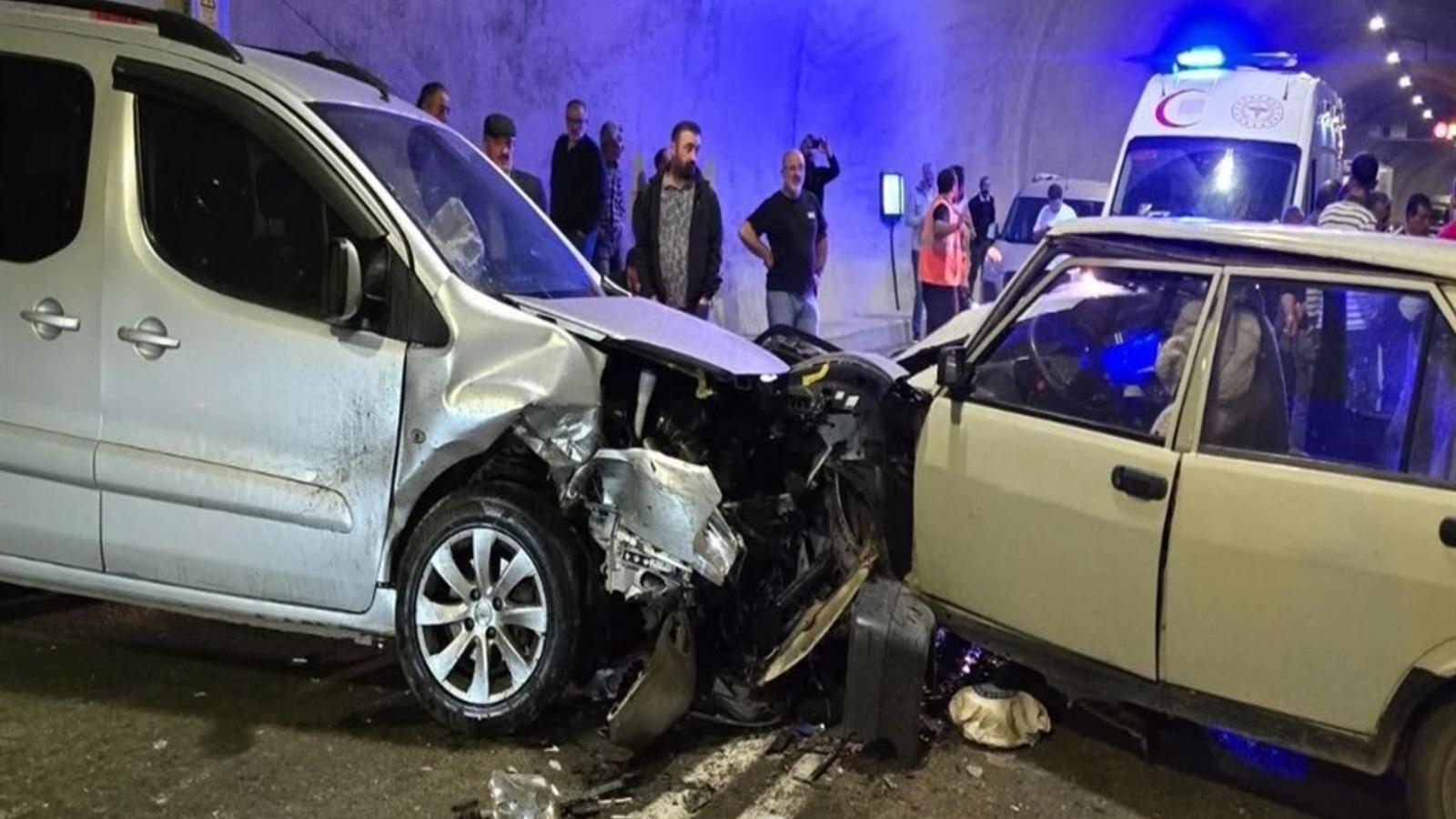 Artvin’de tünelde hafif ticari araçla otomobil çarpıştı: 3 yaralı