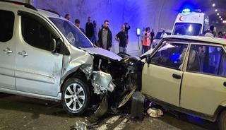 Artvin&rsquo;de t&uuml;nelde hafif ticari ara&ccedil;la otomobil &ccedil;arpıştı: 3 yaralı