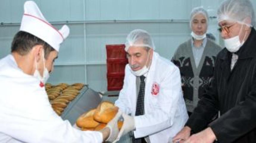 Halk ekmek fabrikasını gezen meclis &uuml;yeleri ekmek kuyruğuna girdi