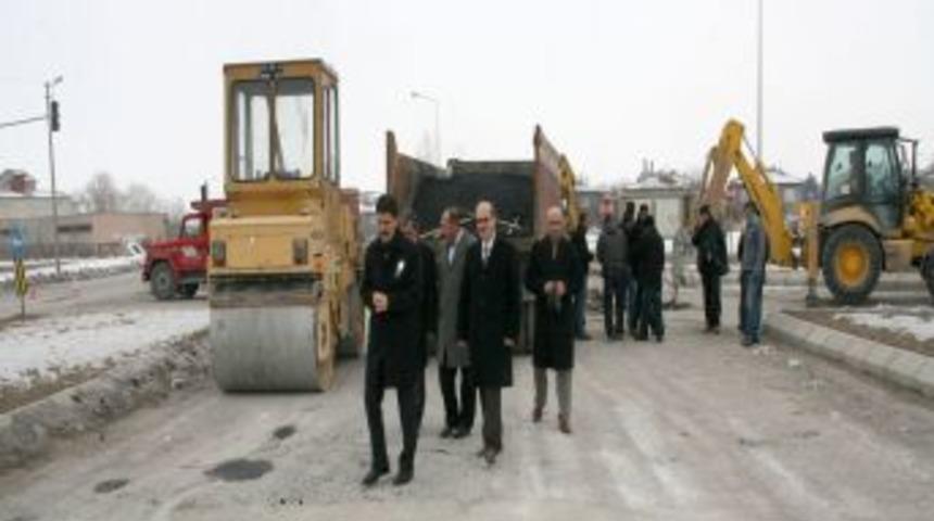 Belediye ekipleri bozulan yollarda tamir &ccedil;alışması yapıyor