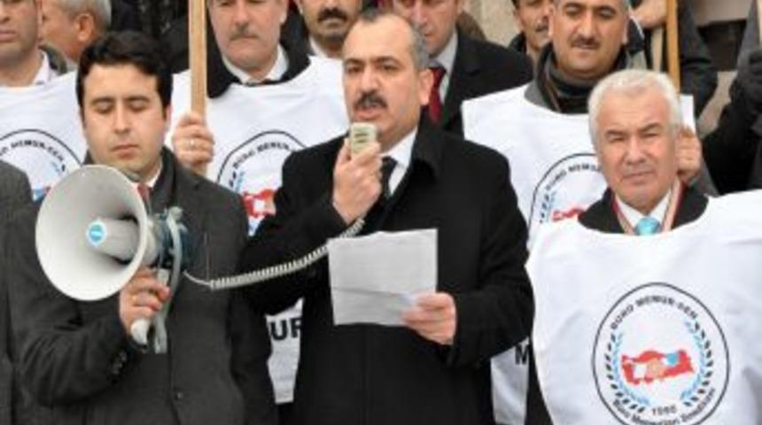 Adalet Bakanlığı &ccedil;alışanları, &ouml;zl&uuml;k haklarının iyileştirilmemesini protesto etti