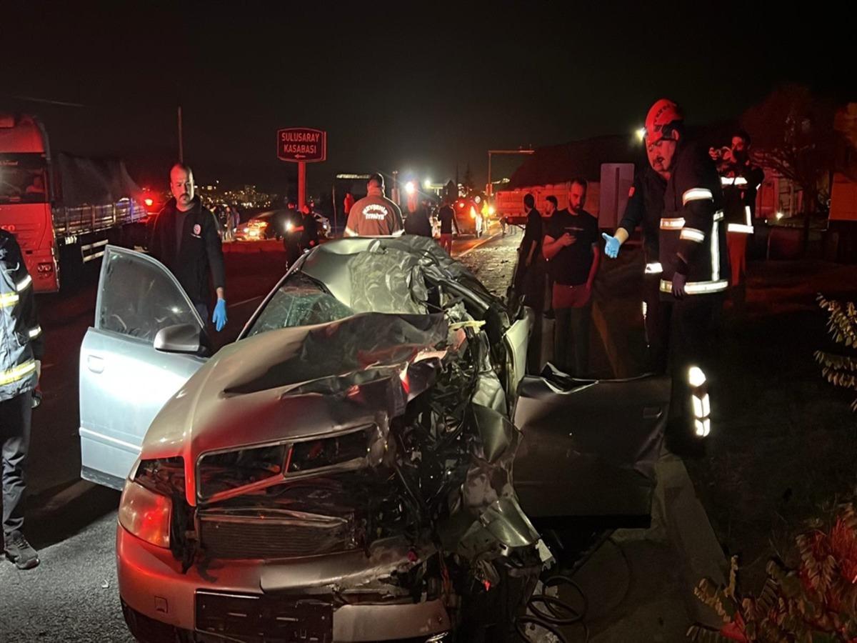 Nevşehir de TIR a arkadan &ccedil;arpan otomobilde 2 &ouml;l&uuml; 1