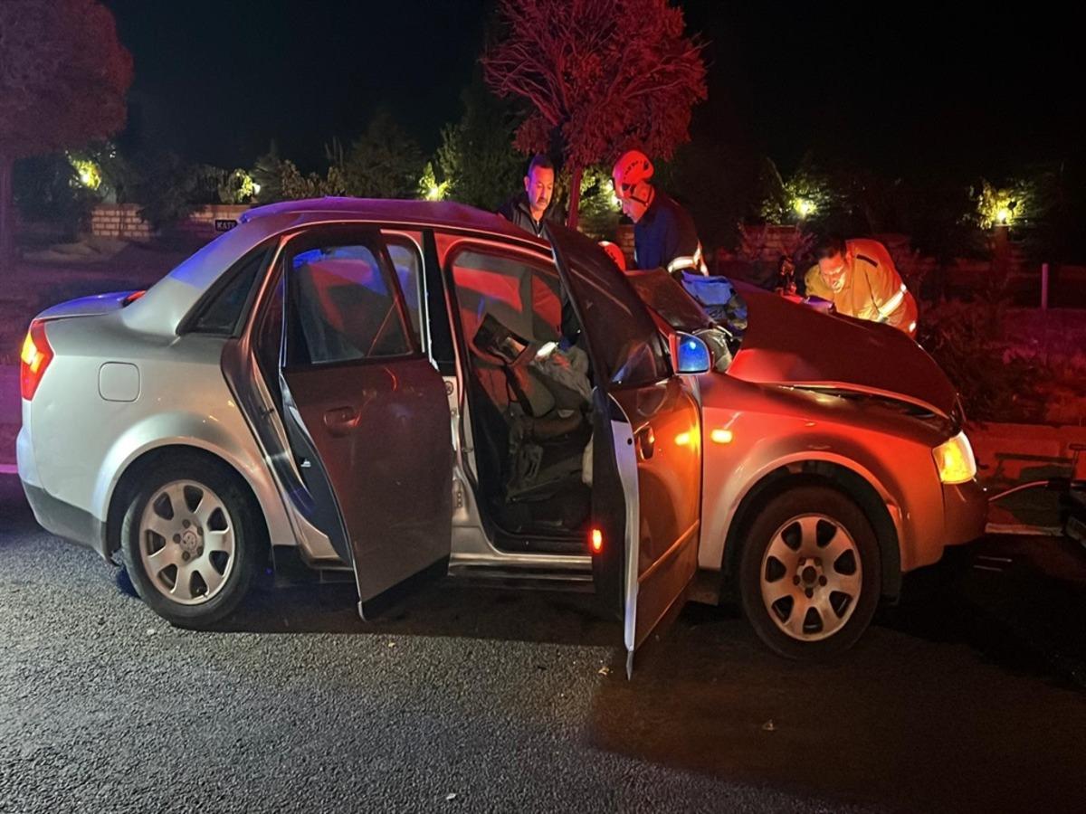 Nevşehir de TIR a arkadan &ccedil;arpan otomobilde 2 &ouml;l&uuml; 3