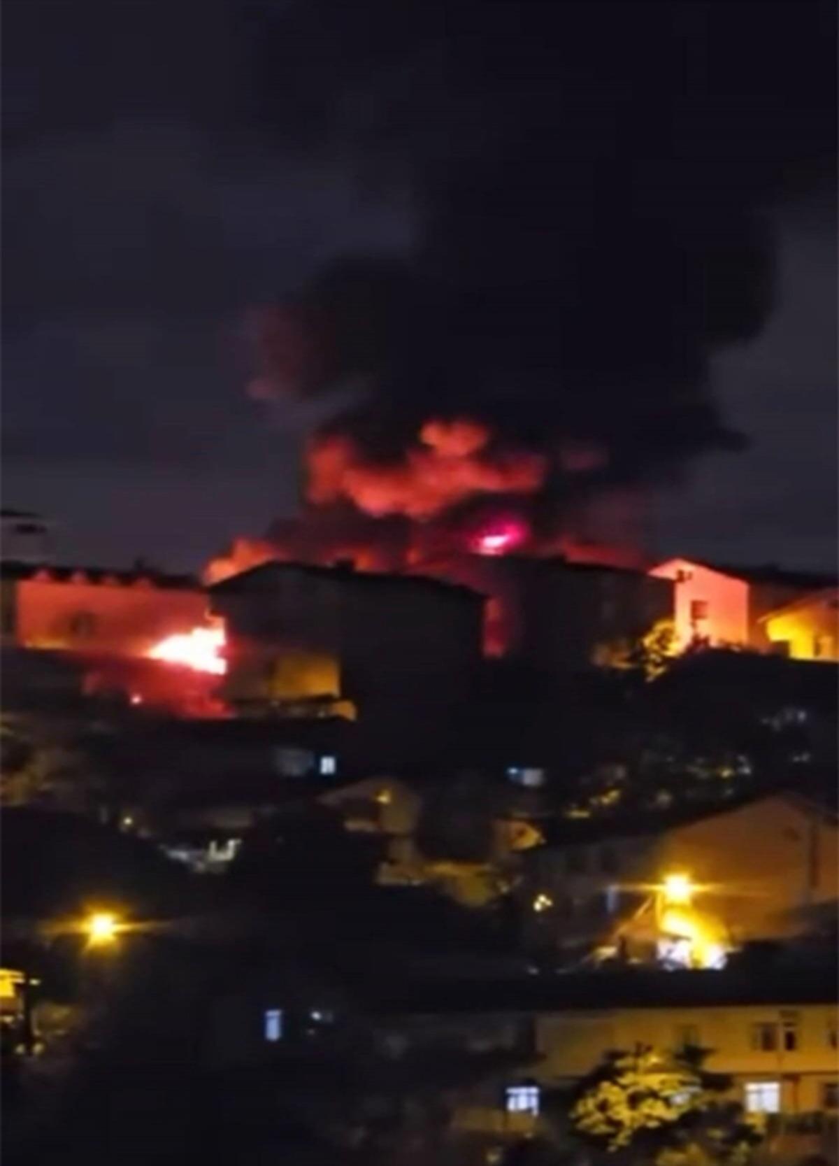 Beykoz da kul&uuml;bede başlayıp 2 binaya sı&ccedil;rayan yangın s&ouml;nd&uuml;r&uuml;ld&uuml; 2