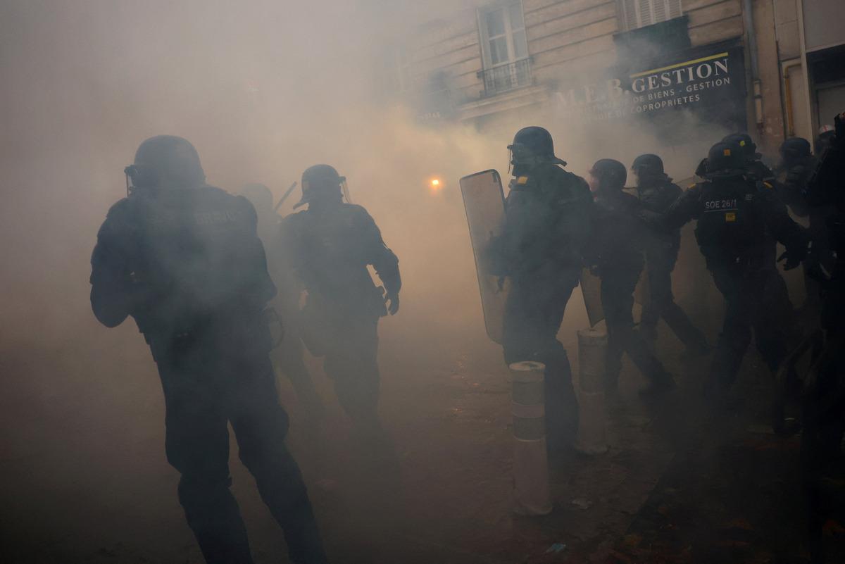 Fransa da sular durulmuyor! 1000 kişi g&ouml;zaltına alındı 6