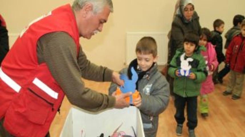 Minik &ouml;ğrencilerin har&ccedil;lıkları depremzede &ccedil;ocuklara bağışlandı