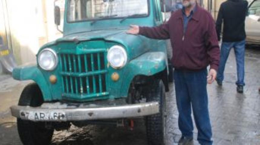 Kendisinden bir yaş b&uuml;y&uuml;k 1955 model cip ile &ccedil;ıkamadığı yol yok