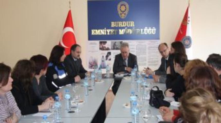 Polis, aile i&ccedil;i şiddete karşı kadın derneklerinden destek istedi
