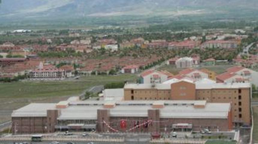 AK Parti'li Karakelle, 'hastane binası &ccedil;&uuml;r&uuml;k' iddialarına raporla cevap verdi